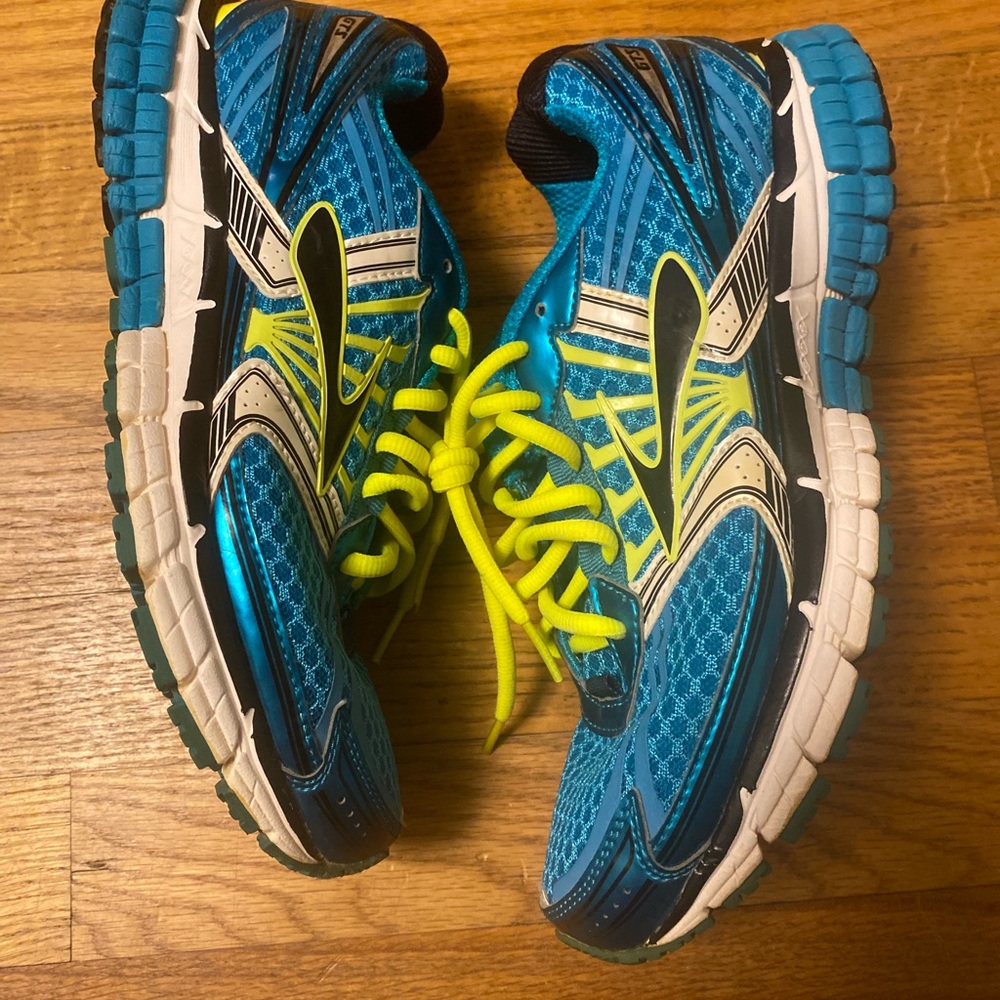 Brooks Adrenaline GTS Women’s Sneakers in Blue with Yellow Laces